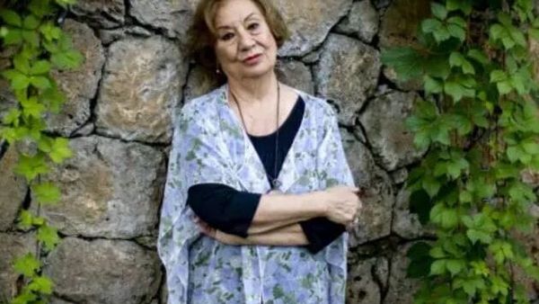 Vdes aktoria turke Gülsen Tuncer, e njohur për rolin e Arsen Hanım në "Dashuri e Ndaluar"