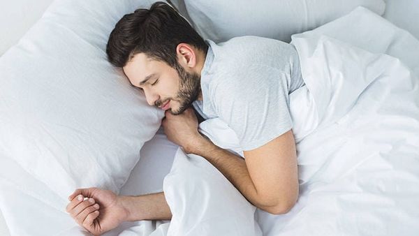 Eksperti i gjumit Neil Stanley jep këshilla për sasi dhe pozicionin e gjumit