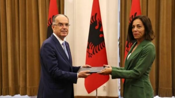 Sofia Moreira de Sousa merr detyrën dhe dorëzon letrat kredenciale te Begaj