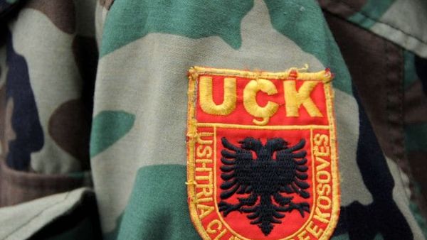 Veteranët e UÇK-së ndezin Flakadanin e Lirisë në Tetovë në mbështetje të gjykuarve në Hagë