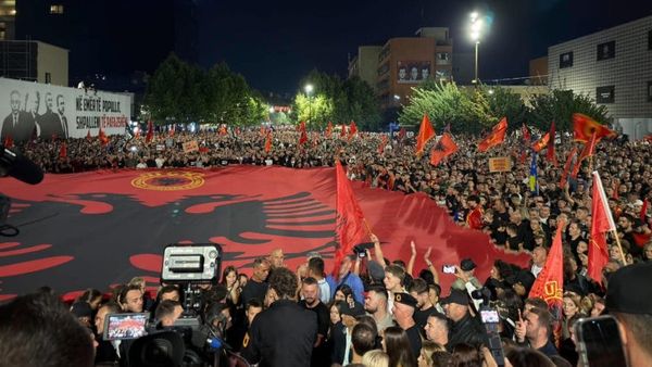 Pamjet e shpalljes së Pavarësisë rikthehen në protestë, turma brohorit në shesh