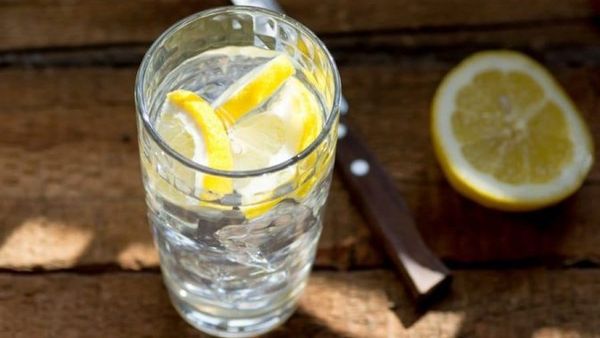 Një gotë uji me limon mëngjesisht ofron përfitime shëndetësore