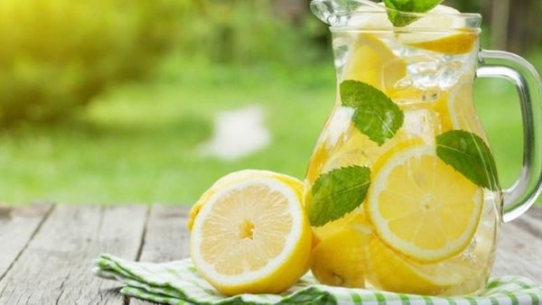 Uji me limon dhe djathi në mëngjes ofrojnë përfitime shëndetësore
