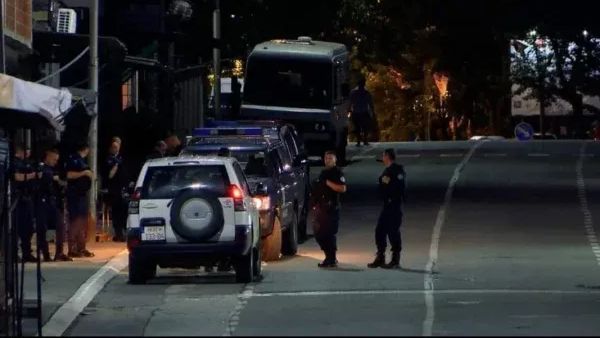 Policia ndalon veturat me simbole kombëtare në Mitrovicën e Veriut