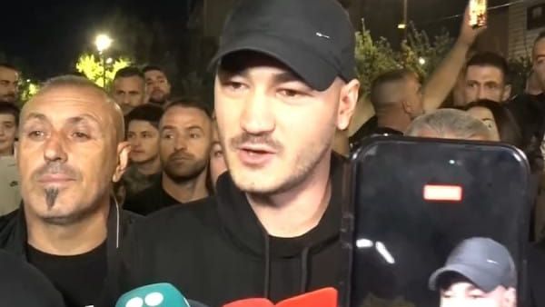 Klestor Veseli në protestë në Prishtinë: "Sot e dëgjojmë popullin se çka thotë"