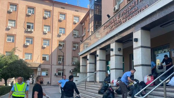 LVV bllokon hyrjen e Komunës së Prishtinës me thasë mbeturinash