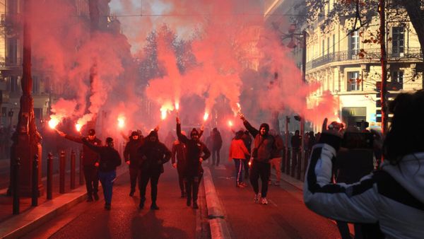 Protestat e nxënësve përshkallëzohen në Francë: mbi 2 mijë arrestime, qindra shkolla të…