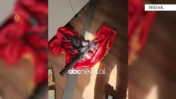 Arrestohet 32-vjeçari në Shijak pasi iu gjetën armë dhe para në banesë