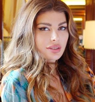 Angela Martini ndez rrjetin me fotografitë e reja pranë dritares