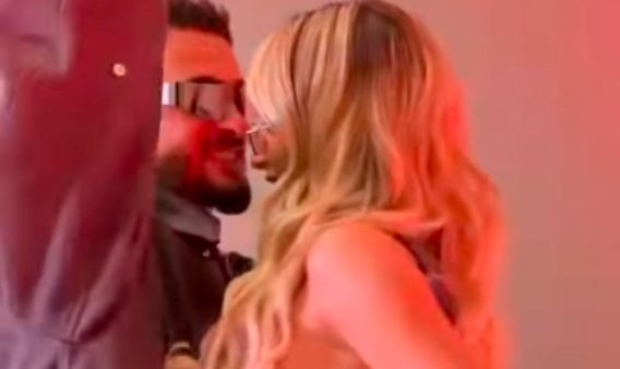 Selin dhe Gimbo shfaqen në momente romantike para pasqyrës