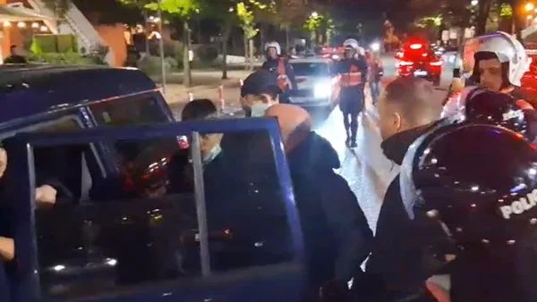 Mbi 70 protestues të ndaluar në Komisariatin nr. 1 pas tensioneve