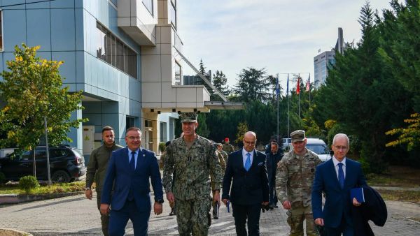 Admirali i NATO-s takon kreun e Policisë së Kosovës