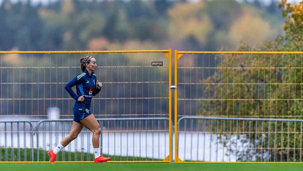 Kosovare Asllani bashkohet me Suedinë në stërvitje pas lëndimit