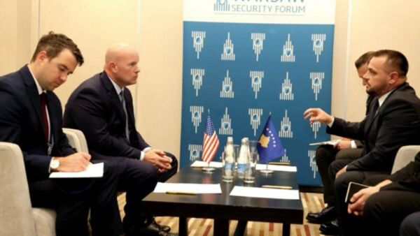 Maqedonci dhe ambasadori i SHBA-së në NATO diskutojnë për helikopterët Black Hawk