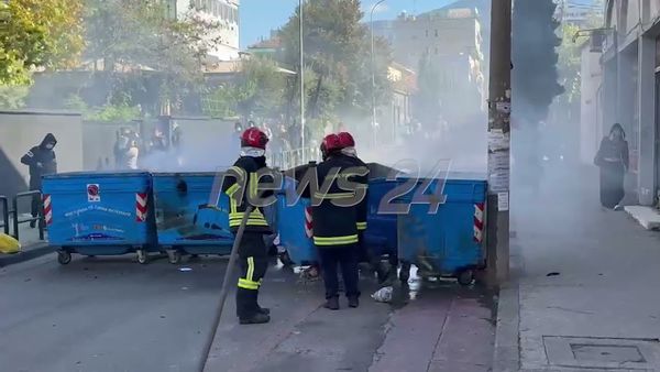 Nxënësit e gjimnazit “Partizani” bojkotojnë mësimin dhe bllokojnë rrugën