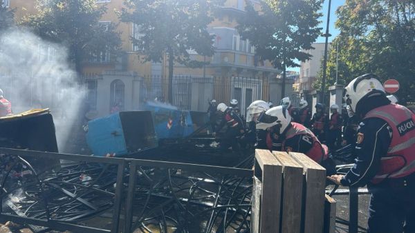 Thirrja e Policisë: Distancohuni nga të maskuarit dhe ndaloni dhunën