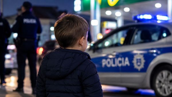 Fëmijë rreth 4 vjeçar gjetur i vetëm në rrugë në Ferizaj, policia kërkon familjaret