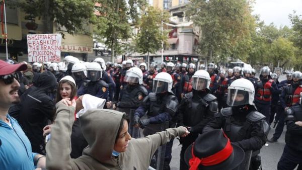 Arrestohet një person pas protestës pranë Kuvendit