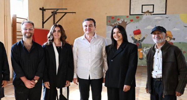 Kryeministri Kurti merr pjesë në hapjen e ekspozitës në Pejë