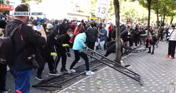Përshkallëzohet protesta e studentëve te Ministria e Arsimit