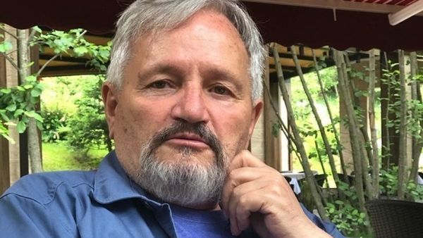 Diskutimet mbi politikanët dhe qeverisjen në shoqëri