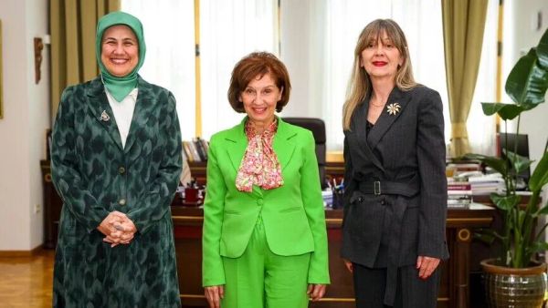 Presidentja Siljanovska-Davkova takon kryetaren e Gjysmëhënës së Kuqe Turke