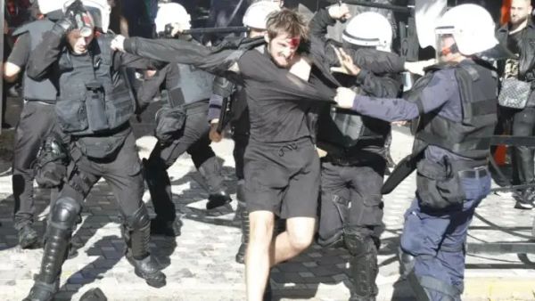Tiranë: 16 arrestime dhe 5 policë të pezulluar pas protestës
