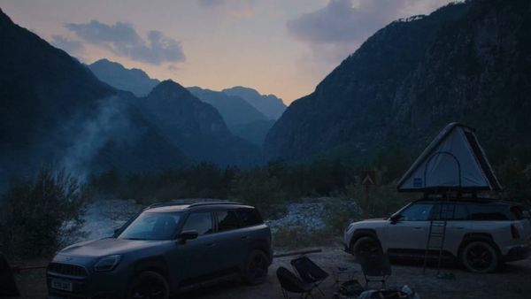 MINI Cooper xhiron reklamën e re promovuese në Shqipëri