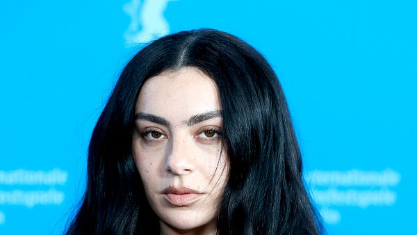 Charli XCX tërheq vëmendjen në tapetin e kuq në Los Angeles