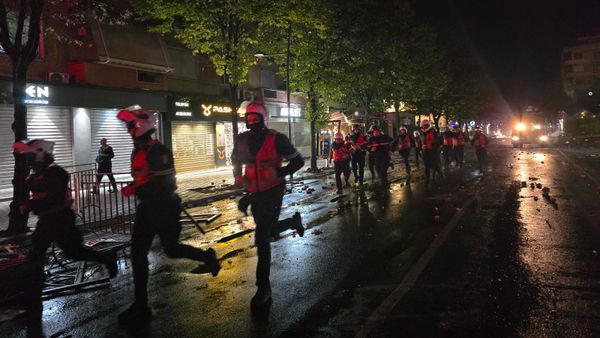 Pezullohen katër policë dhe shefi i komisariatit pas videos së të riut në Tiranë