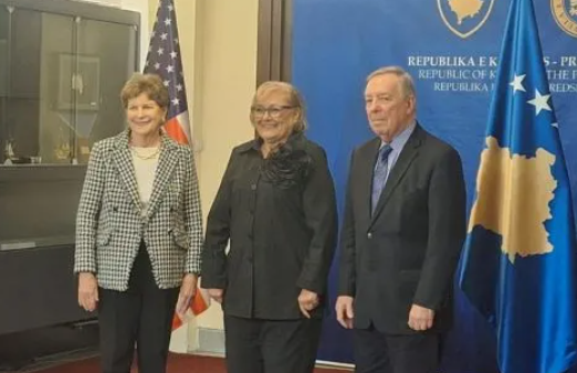 Presidentja Shiroka-Pula dekoron senatoren Shaheen në takimin me Durbin
