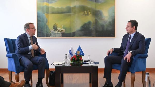 Kamp diskuton të drejtat e pakicave me Kurtin