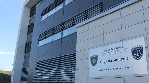 Punëtorët e NPB-së protestojnë para Gjykatës Supreme për rrogat e bllokuara