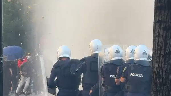 Policia përdor ujë dhe gaz kundër protestuesve studentë para Ministrisë së Arsimit