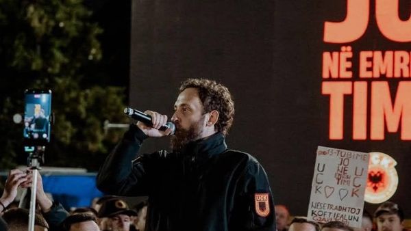 Haziri: Protesta vazhdon pas natës me lëndime, kërkesa për ligjin e UÇK-së ende pa…