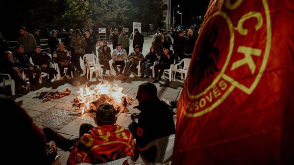 Protesta para Kuvendit vazhdon gjatë natës, kërkohet votimi i Ligjit për Gjykatën Speciale