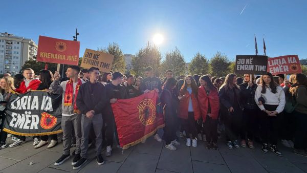 Nxënësit e shkollave të mesme të Prishtinës në ballë të protestës