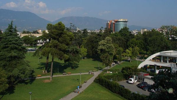 Parku Rinia nën hijen e kullës, shkatërrimi urban në Tiranë