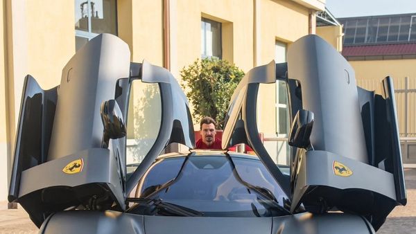 Zlatan Ibrahimoviç feston ditëlindjen me Ferrari-n e ri