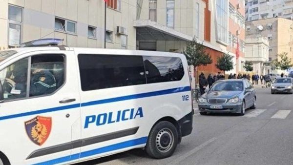 Vjedhje me armë në Elbasan, tre në kërkim dhe një nën hetim