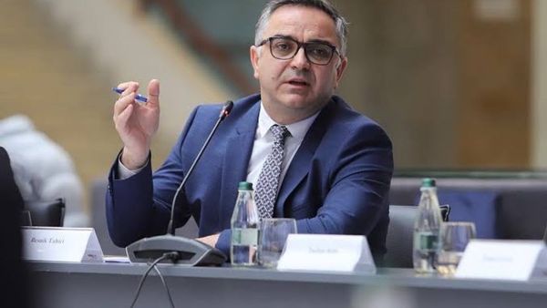 Kritika ndaj Qeverisë për synimin e zëvendësimit të ngërçit me rrëmujë legjislative