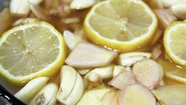Hudhra dhe limoni si kurë për pastrimin e enëve të gjakut