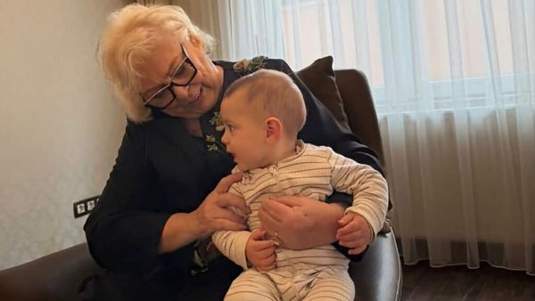 Presidentja Shiroka-Pula viziton familjen e Jakup Krasniqit
