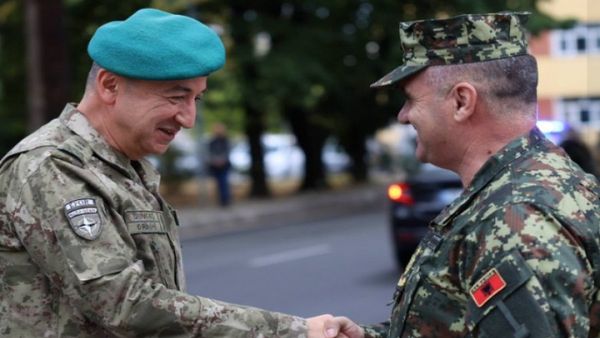 Kingji takon Ulutashin dhe vlerëson angazhimin e tij në KFOR