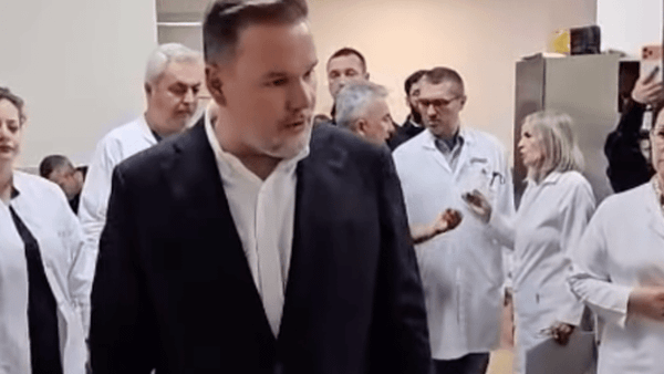 Ministri Demo dhe drejtori Hita vizitojnë në spital policët e lënduar