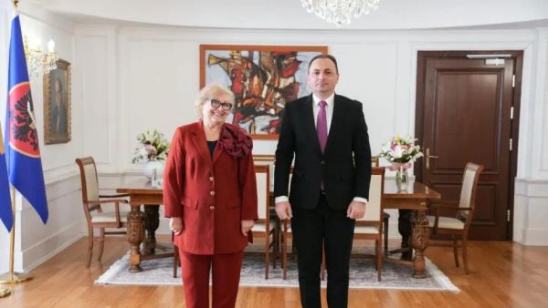 Presidentja e re e Kosovës takon kreun e AKI-së dhe komandantin e FSK-së