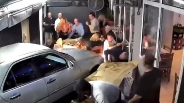 Aksident në Selanik, shoferi përfundon brenda lokalit dhe plagos tre persona