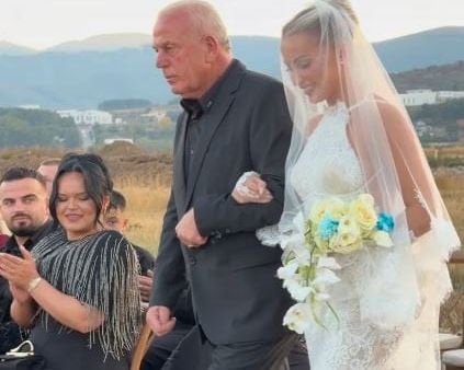 Aurora, ish-banore e BBVK, emocionohet në dasmë me babanë dhe nuset