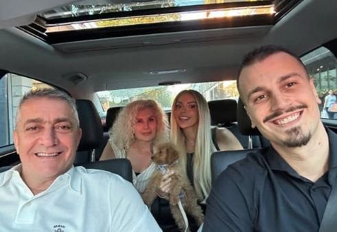 Mateo ndan selfie familjare me Brikenë në makinë