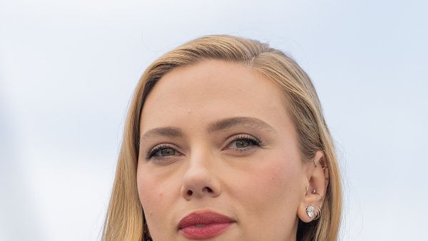 Scarlett Johansson shkëlqen në premierën gala të filmit “Ray Gunn”